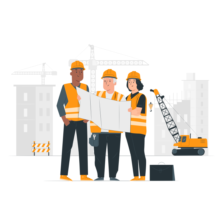 Drei Bauarbeiter mit Helmen und Westen betrachten Baupläne vor Baustellen.